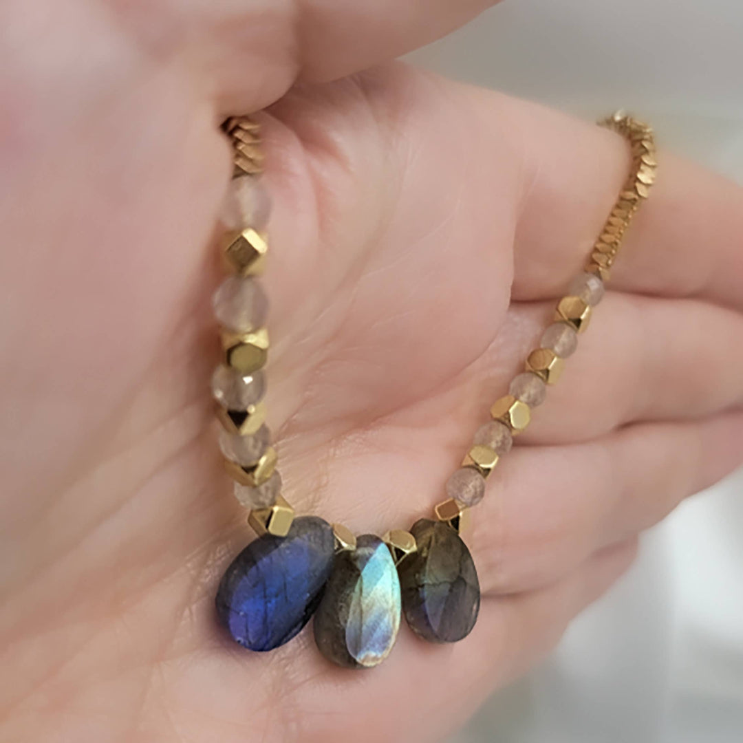 Collier court RAHKI labradorite bleue et verte