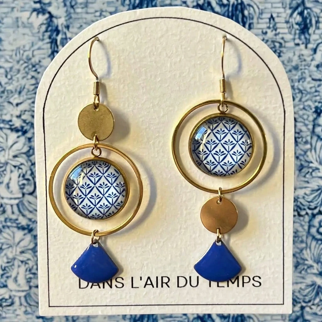 Boucles d'oreilles asymétriques motif bleu et blanc finition dorée