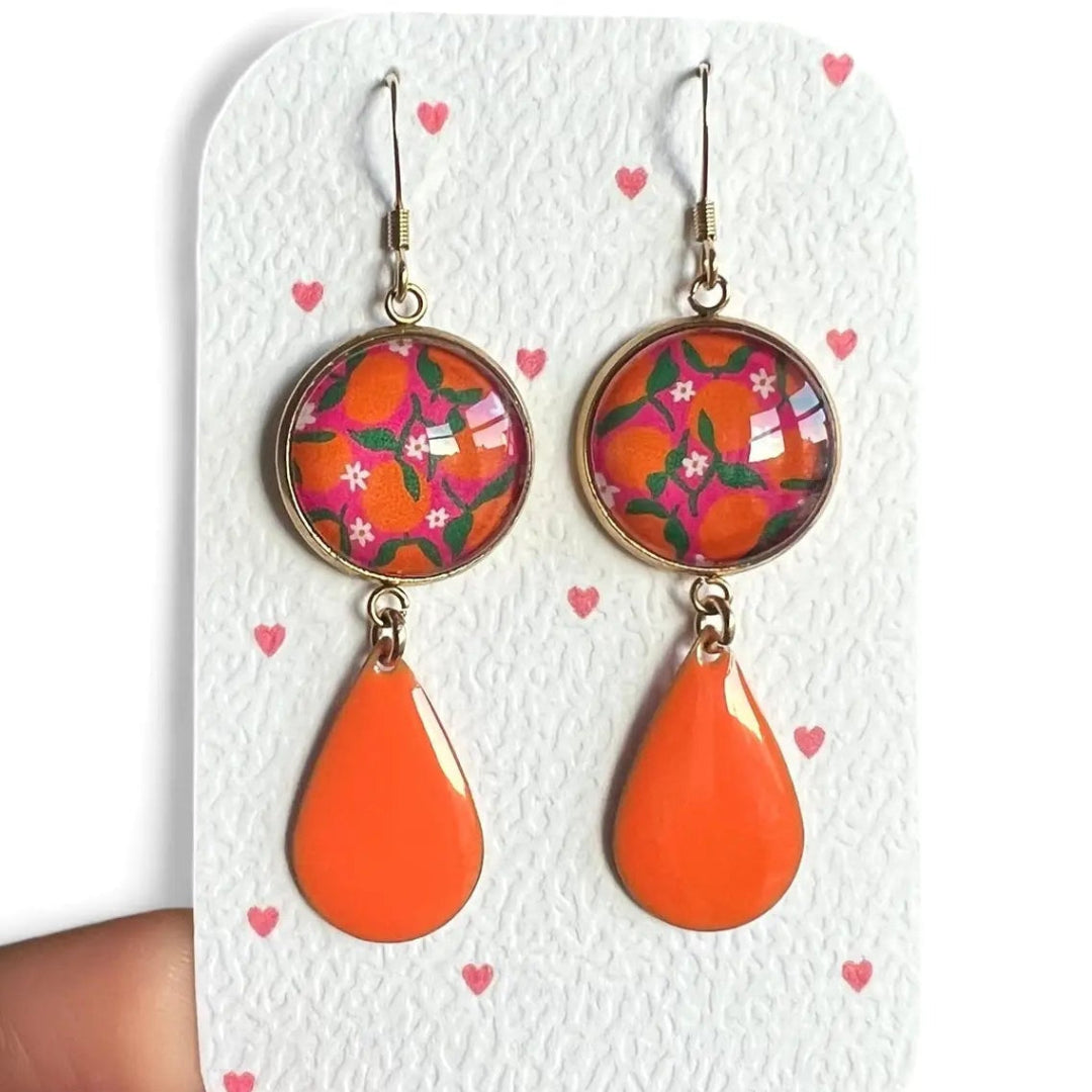 BOUCLES D'OREILLES pendantes oranges sur fond rose, émail orange