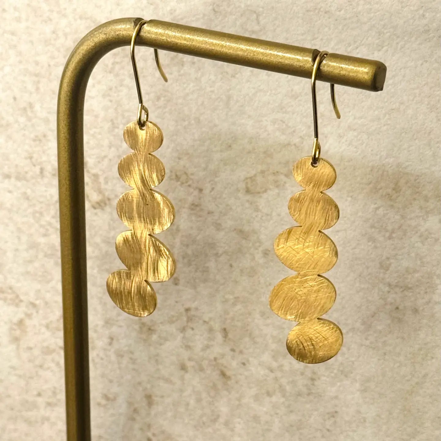 Boucles d'oreilles pendantes Galets en or brossé