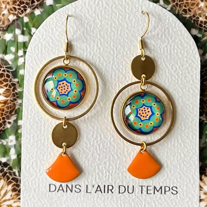 Boucles d'oreilles asymétriques fleurs vertes et orange finition dorée