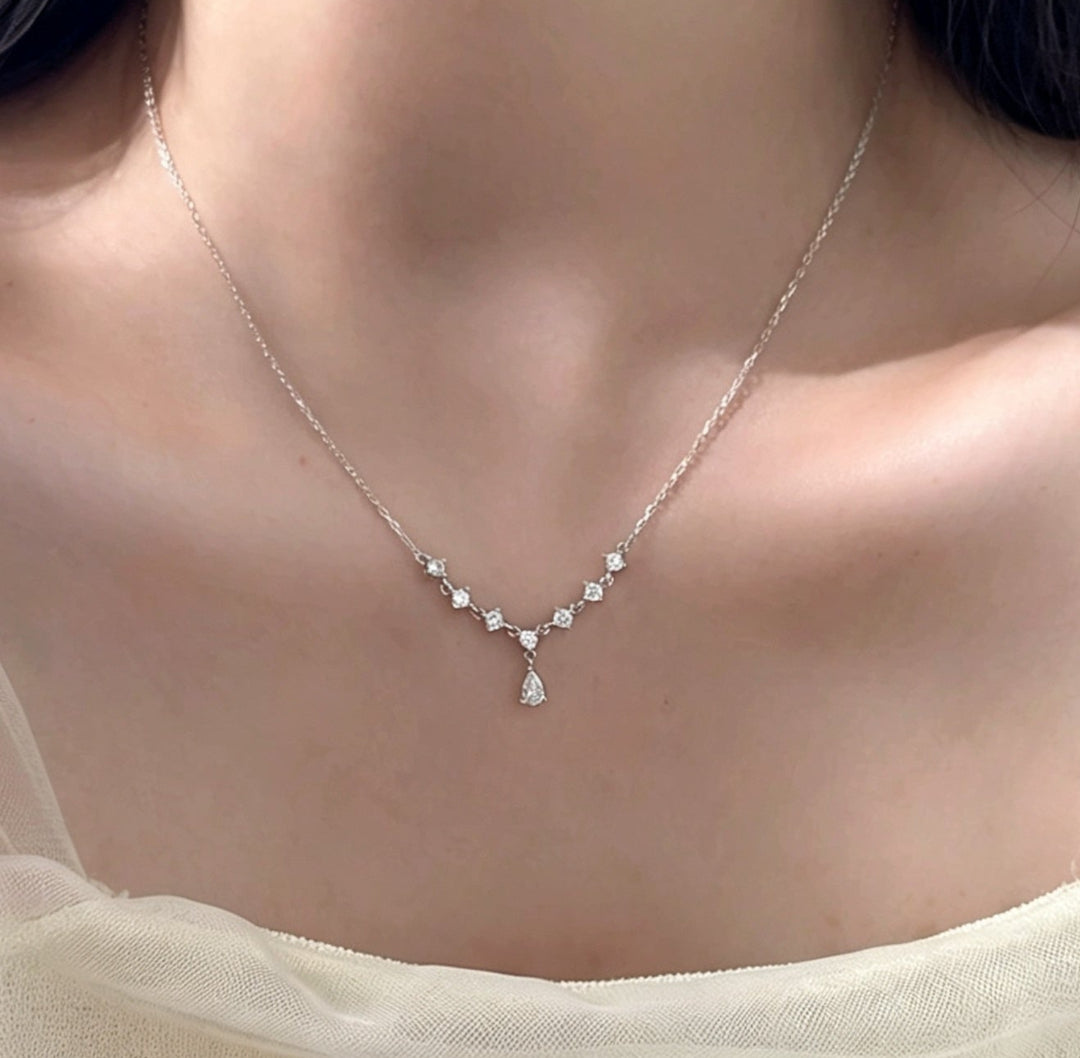 Collier Conférence avec cascade de zircons en argent rhodié ou plaqué or
