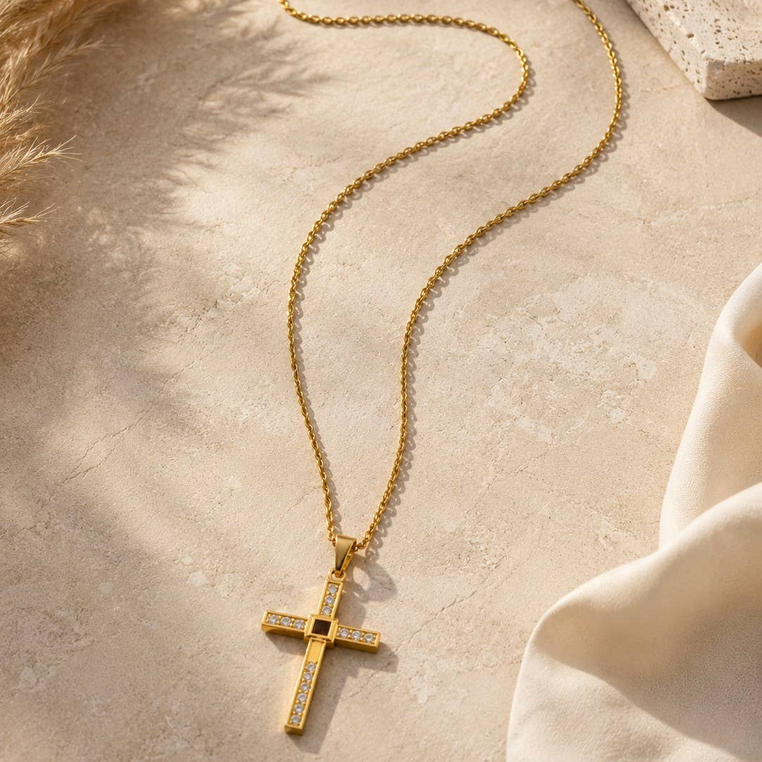 Collier long croix dorée sertie