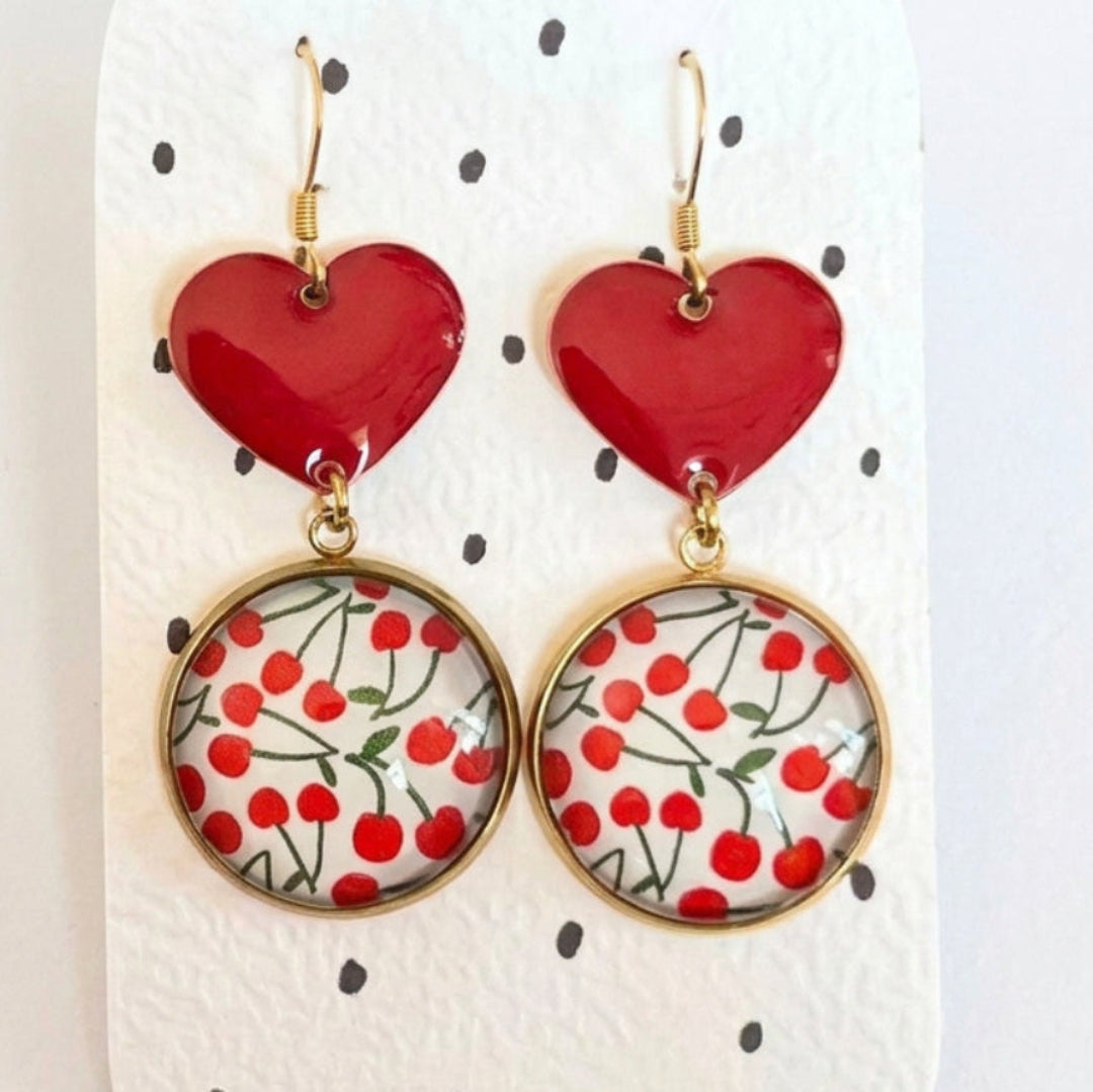 BOUCLES D'OREILLES pendantes cerises, émail coeur