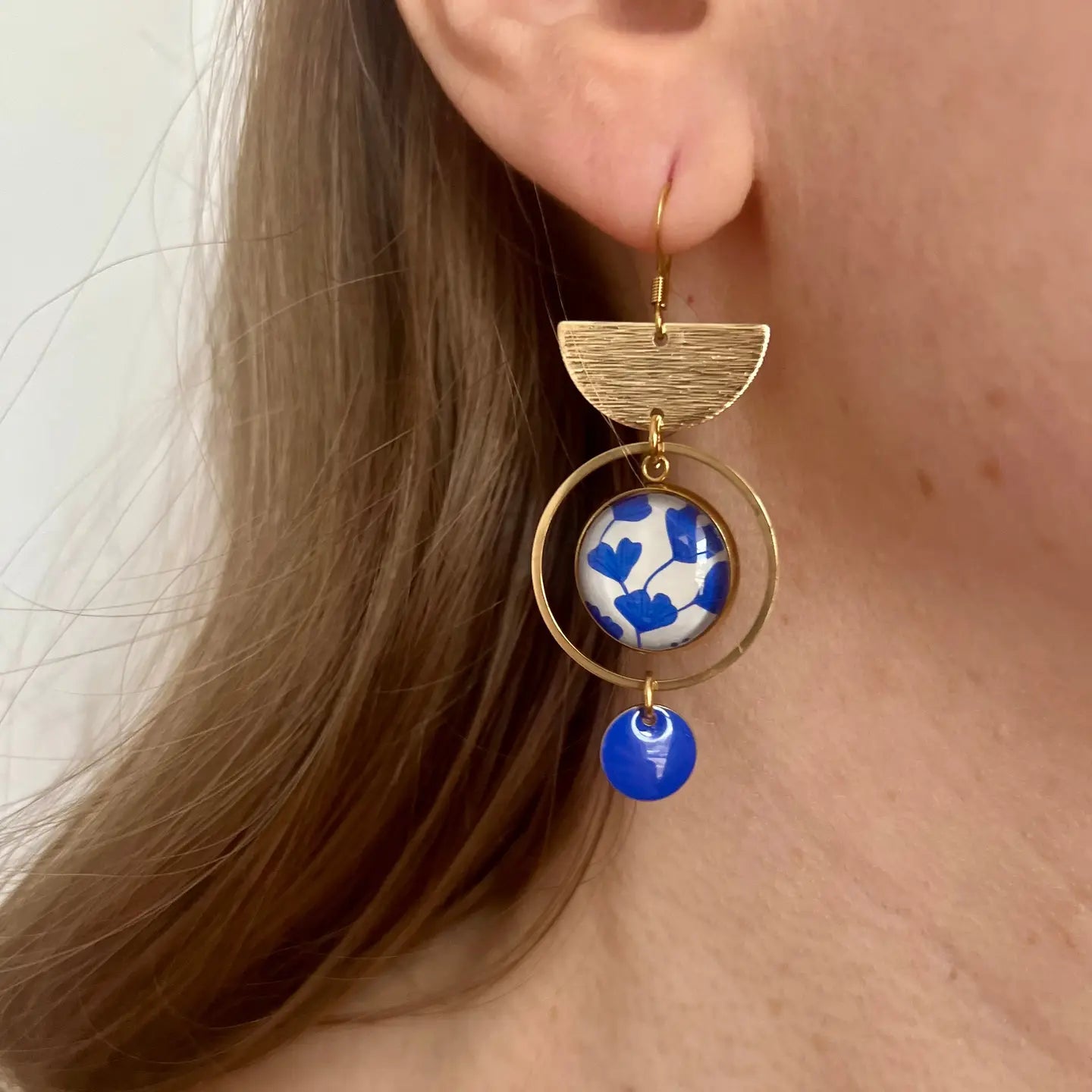 Boucles d'oreilles feuilles de ginkgo bleues finition dorée