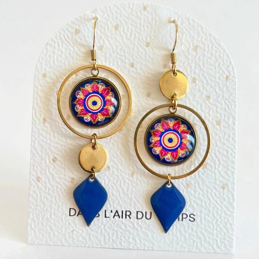 Boucles d'oreilles asymétriques mandala bleu rose jaune