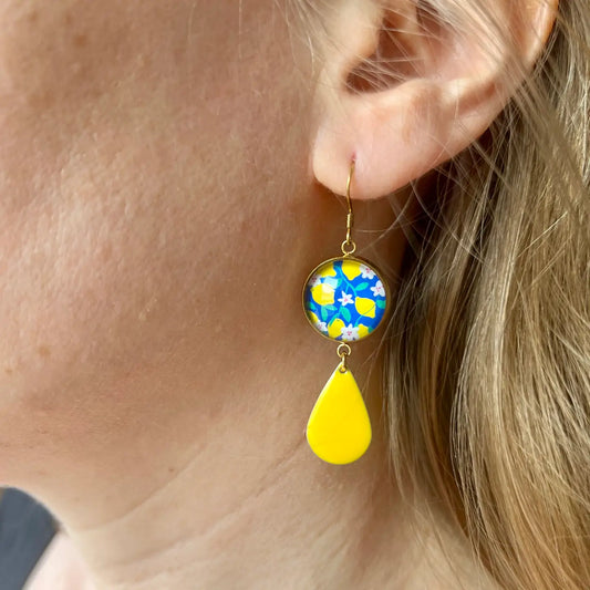 BOUCLES D'OREILLES pendantes citrons sur fond bleu, émail jaune