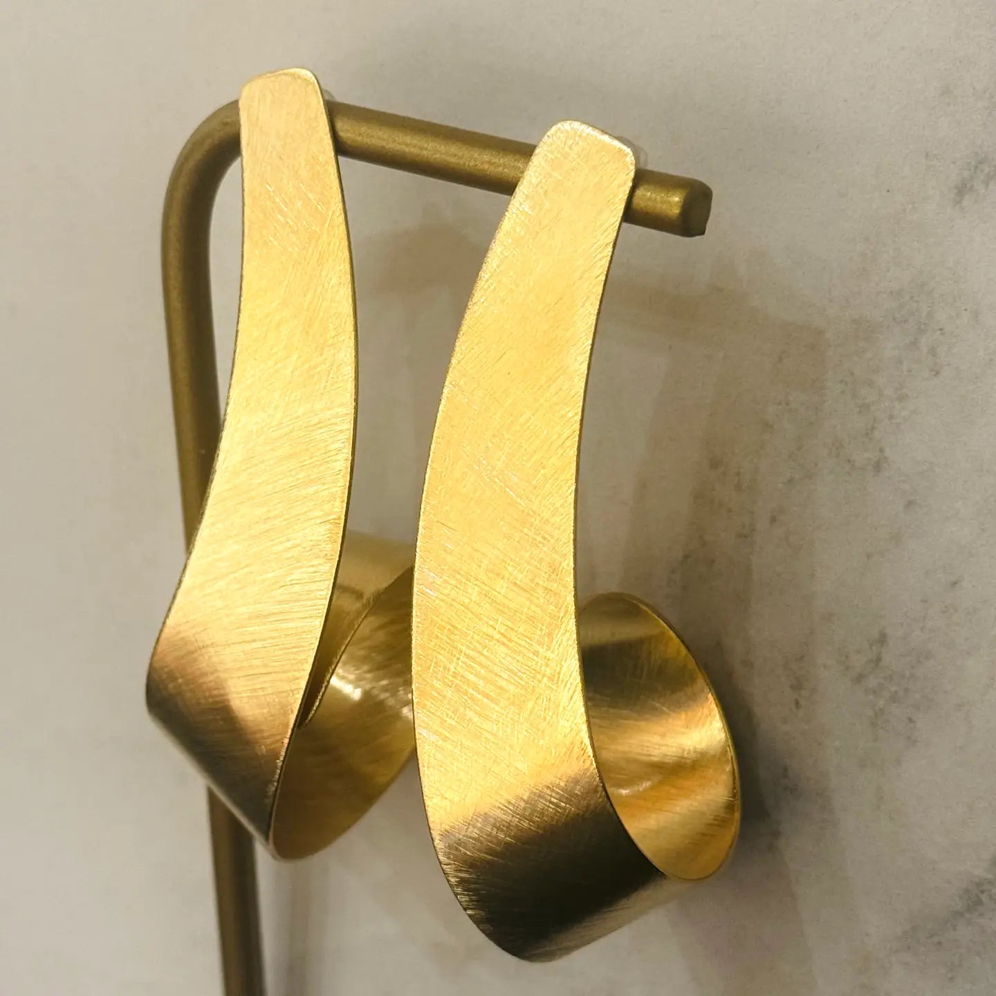 Boucles d'oreilles pendantes XL en or brossé Kalopsia