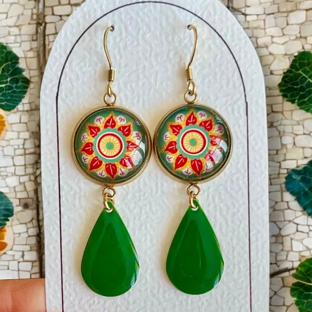 BOUCLES D'OREILLES pendentifs mandala verte, jaune et rouge