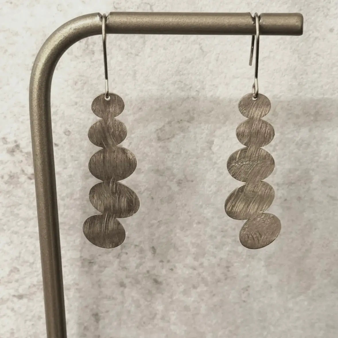 Boucles d'oreilles pendantes Galets en argent bossé
