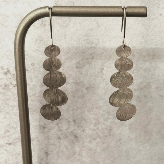 Boucles d'oreilles pendantes Galets en argent bossé