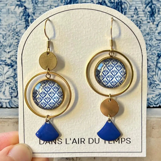 Boucles d'oreilles asymétriques motif bleu et blanc finition dorée