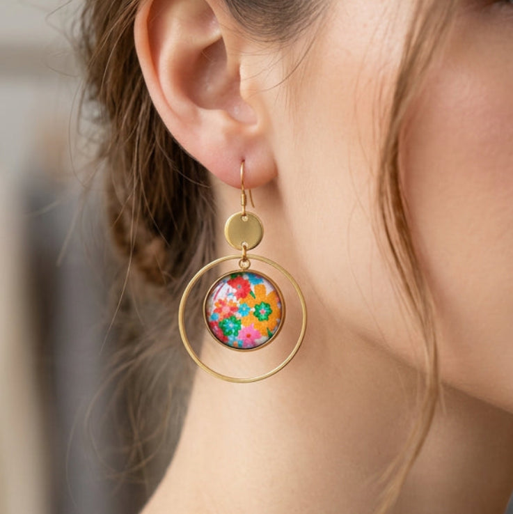 Boucles d'oreilles créoles fleurs multicolores seventies, finition dorée