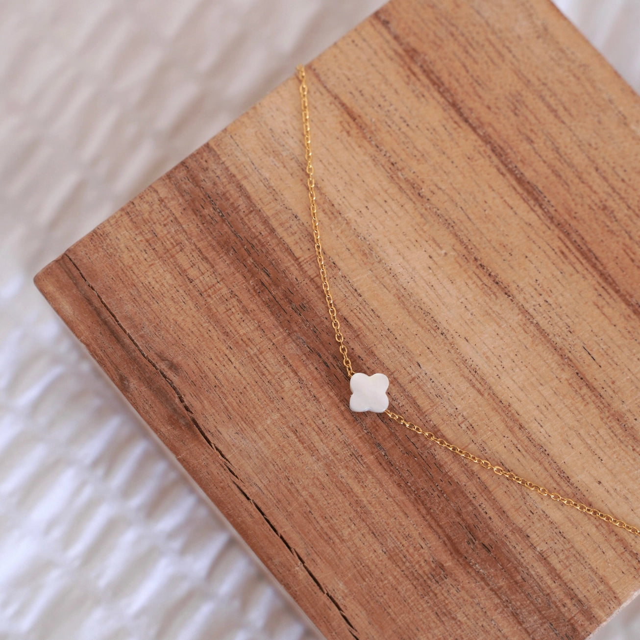 Collier acier inoxydable pendentif trèfle blanc en nacre