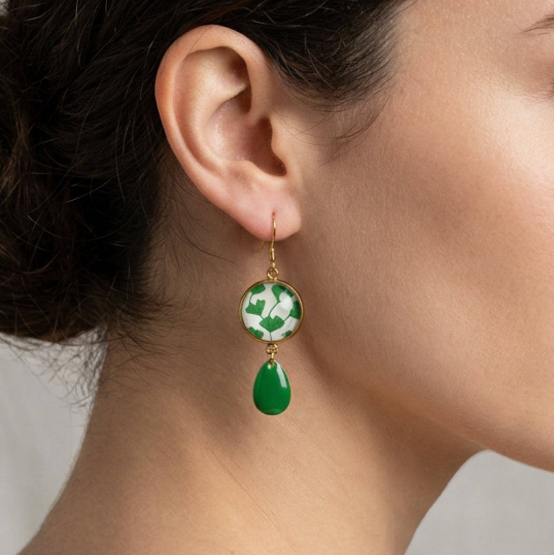BOUCLES D'OREILLES pendentifs feuilles de ginkgo, email vert, finition dorée