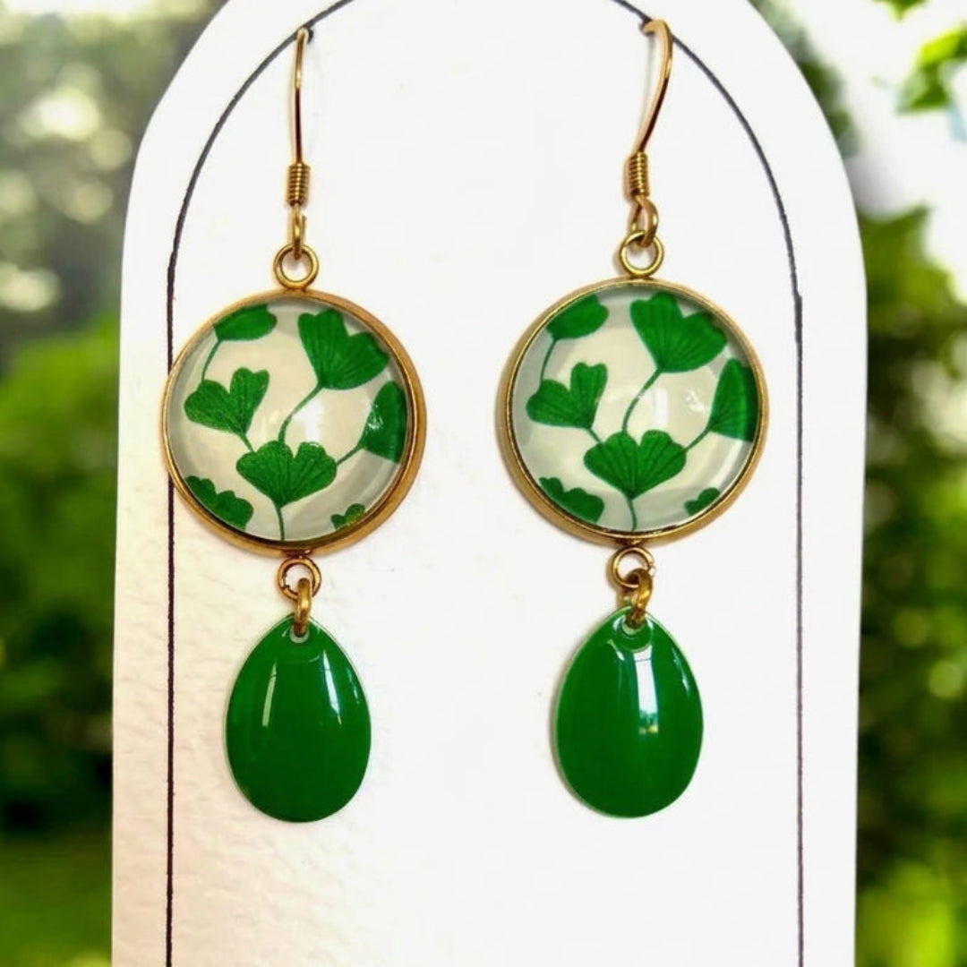 BOUCLES D'OREILLES pendentifs feuilles de ginkgo, email vert, finition dorée