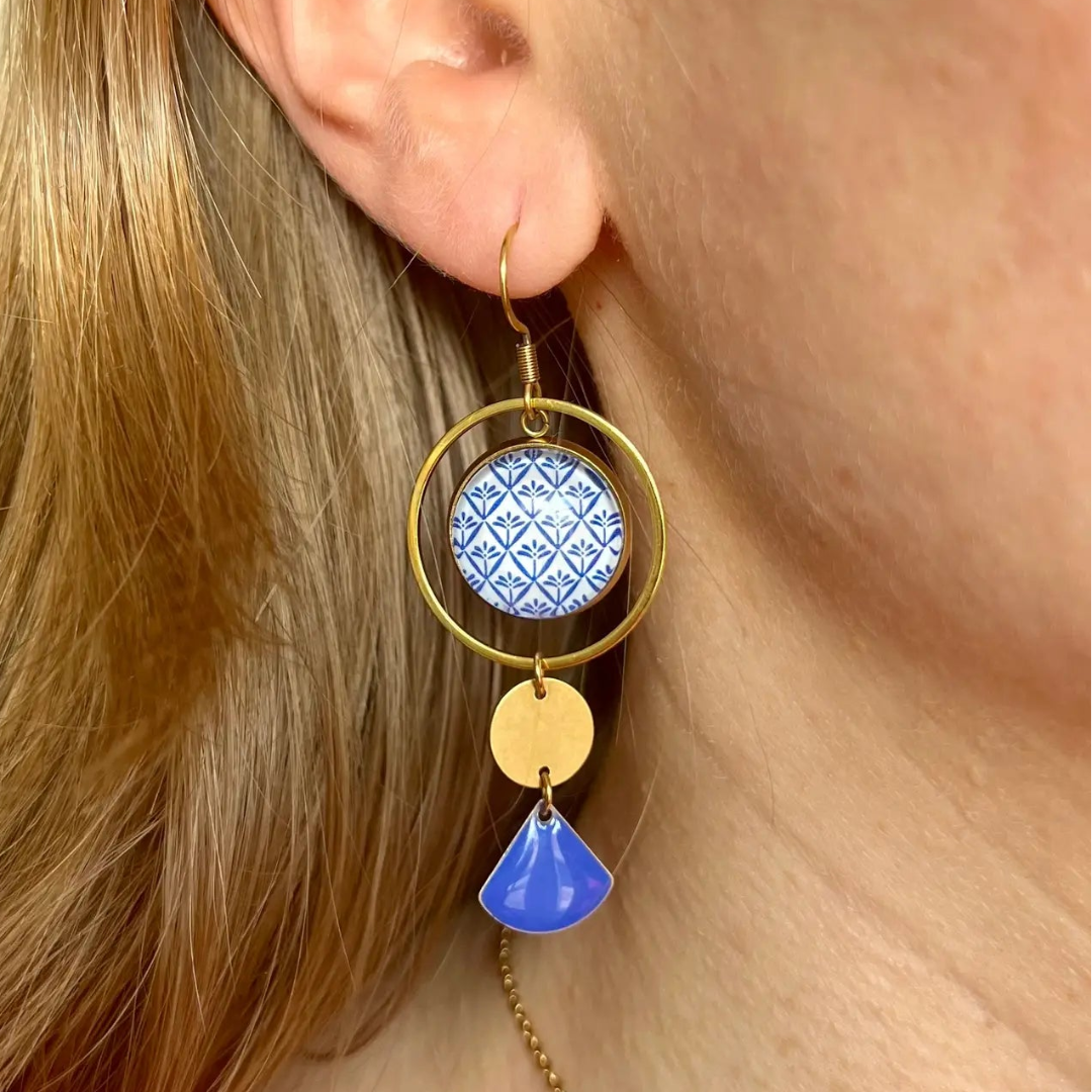 Boucles d'oreilles asymétriques motif bleu et blanc finition dorée
