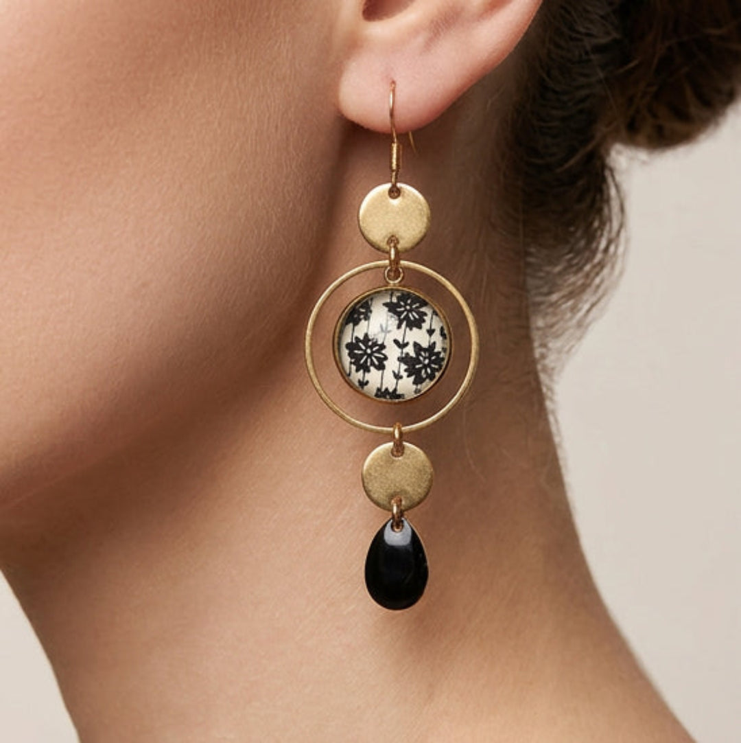 Boucles d'oreilles asymétriques fleurs noires et blanches