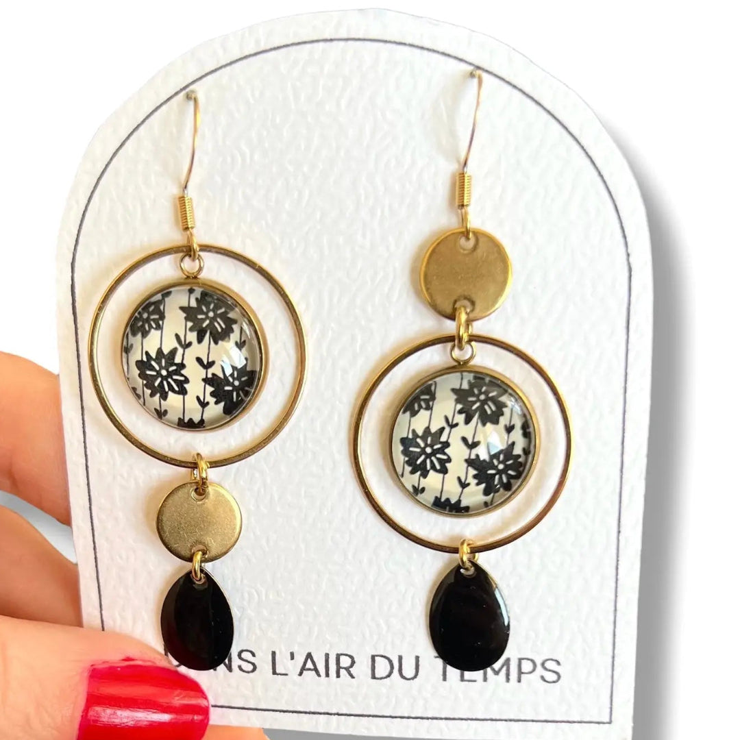 Boucles d'oreilles asymétriques fleurs noires et blanches