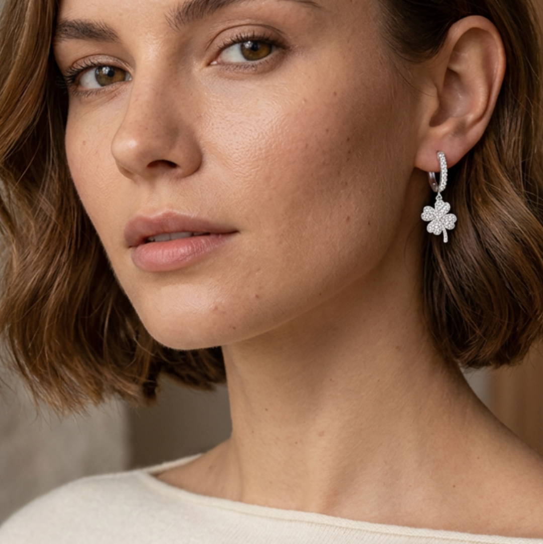 Boucles d'oreilles créoles Alma avec trèfle et zirconia