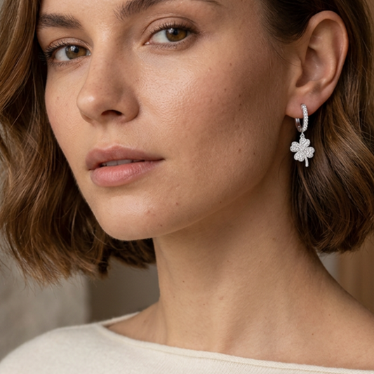 Boucles d'oreilles créoles Alma avec trèfle et zirconia