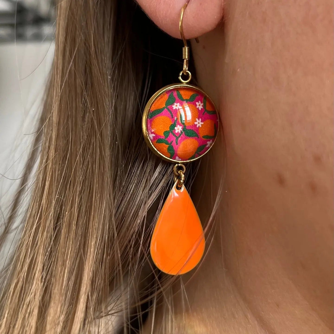 BOUCLES D'OREILLES pendantes oranges sur fond rose, émail orange