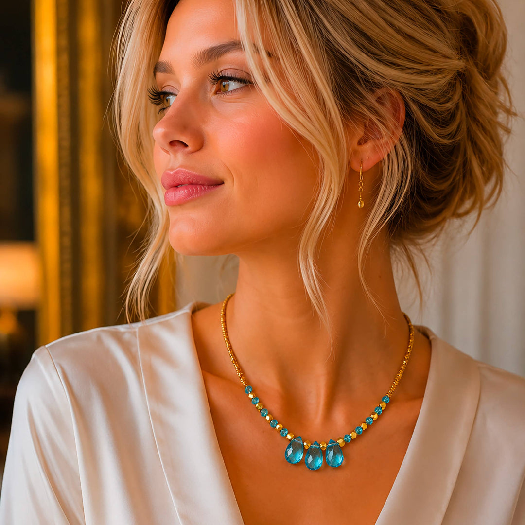 Collier court Neelmani topaze bleue