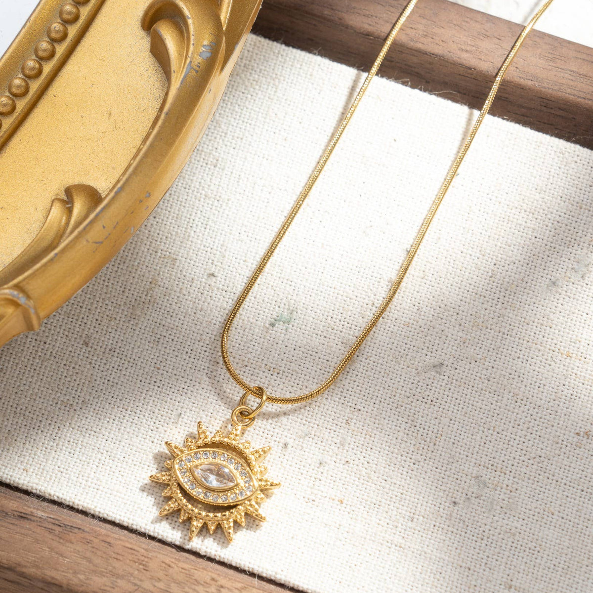 Collier soleil oeil cristal doré
