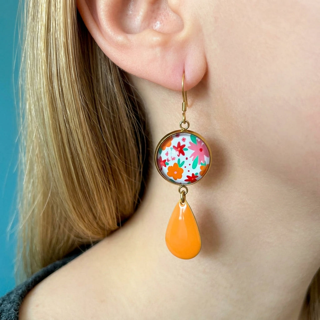 BOUCLES D'OREILLES pendentifs fleurs oranges et roses, émail orange, finition dorée
