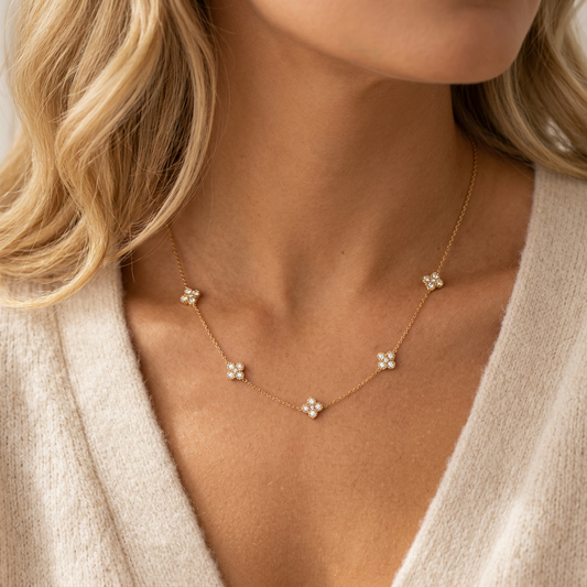 Collier fin trèfles pierres blanches délicates acier doré