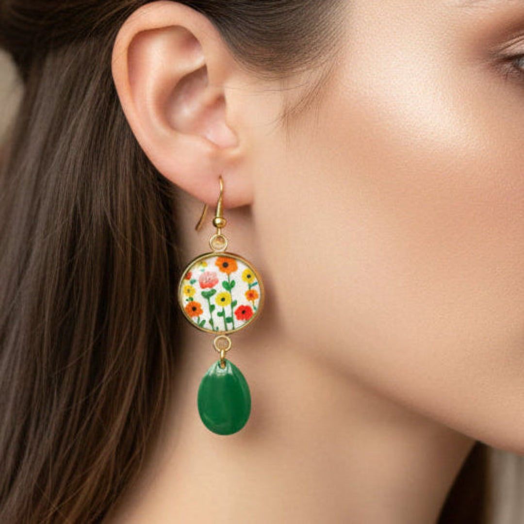 BOUCLES D'OREILLES pendentifs fleurs multicolores, émail vert, finition dorée