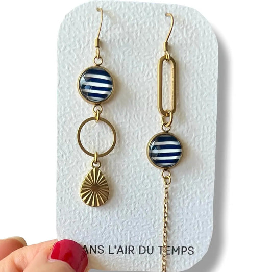 Boucles d'oreilles asymétriques rayures bleues et blanches