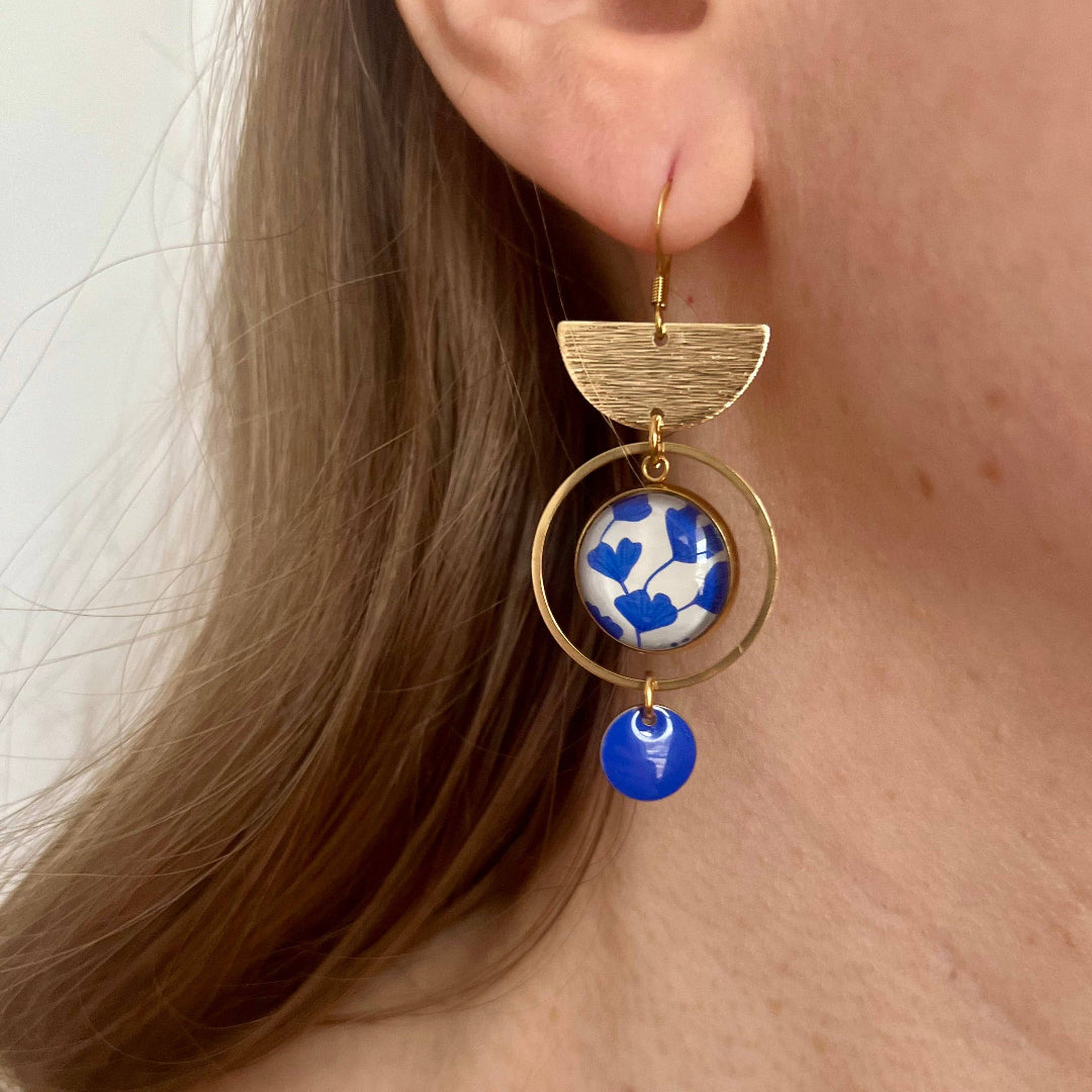 Boucles d'oreilles feuilles de ginkgo bleues finition dorée