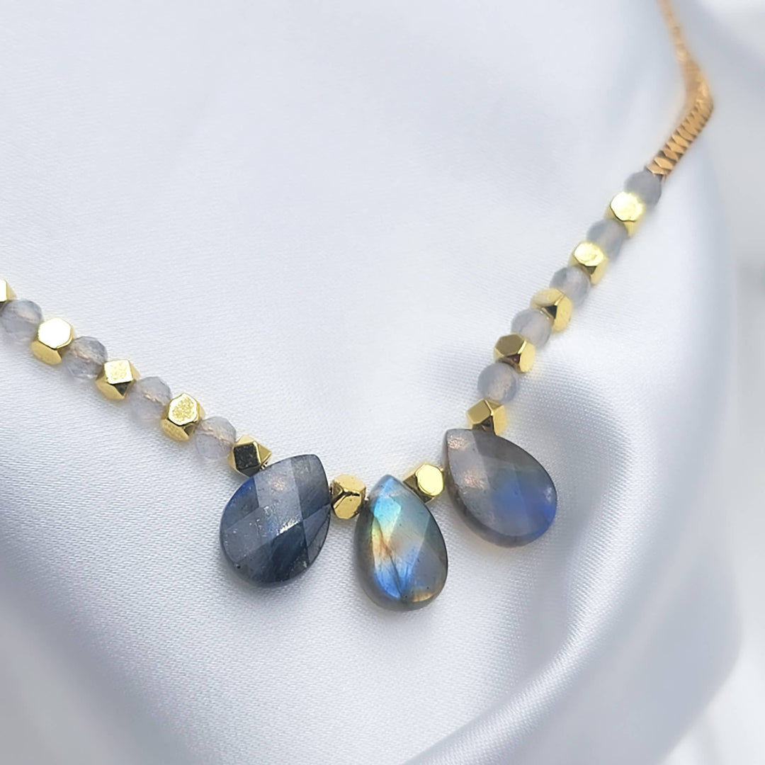 Collier court RAHKI labradorite bleue et verte