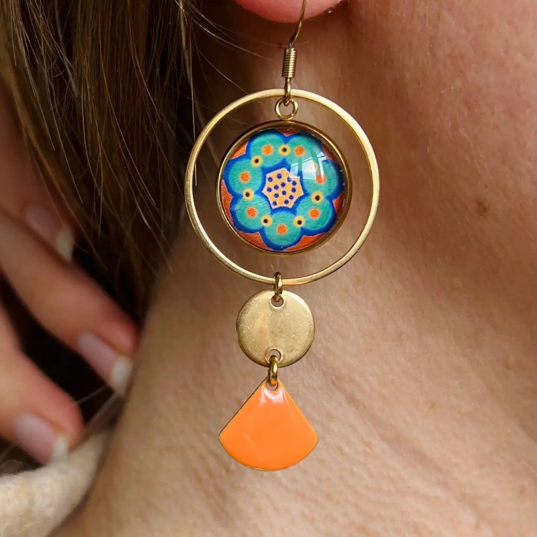 Boucles d'oreilles asymétriques fleurs vertes et orange finition dorée