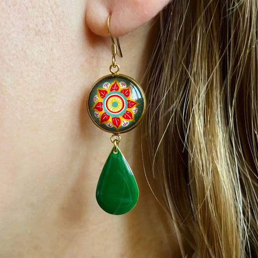 BOUCLES D'OREILLES pendentifs mandala verte, jaune et rouge