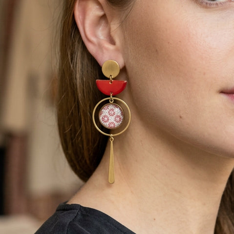 Boucles d'oreilles asymétriques motif rouge et blanc finition dorée