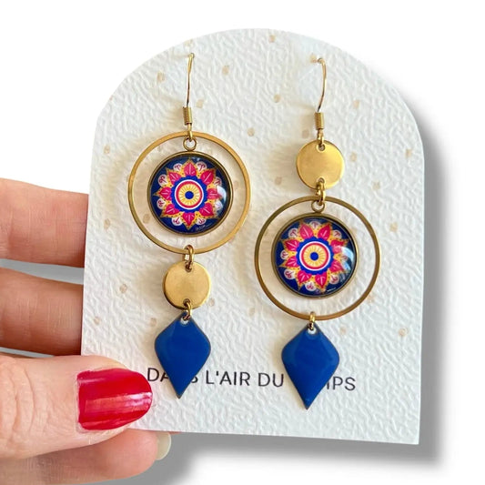 Boucles d'oreilles asymétriques mandala bleu rose jaune