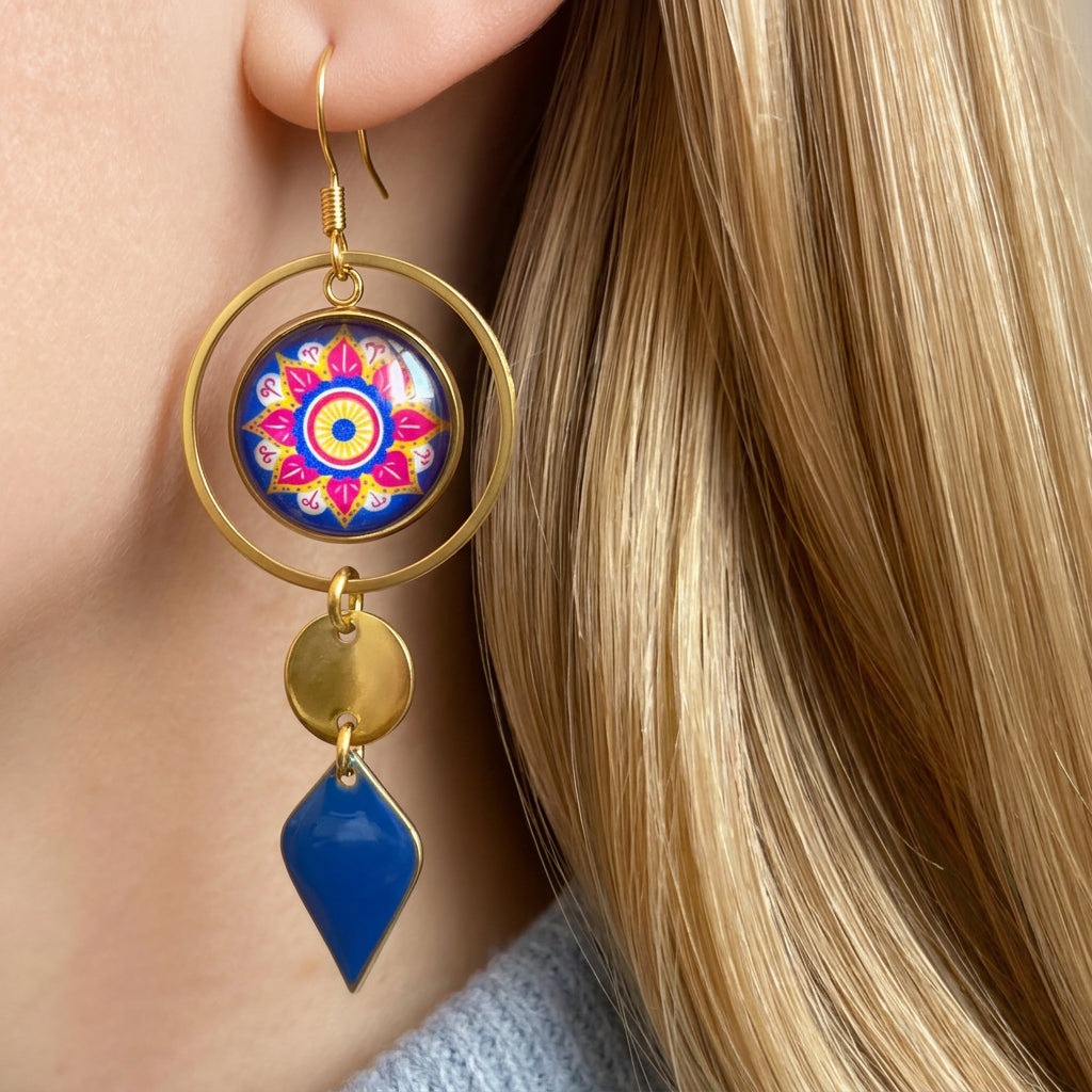Boucles d'oreilles asymétriques mandala bleu rose jaune