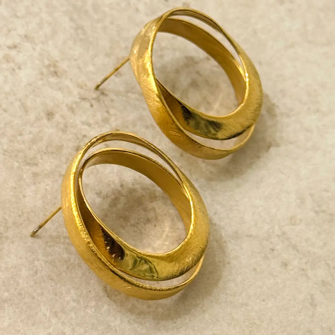 Boucles d'oreilles clous Hypnotique en or brossé