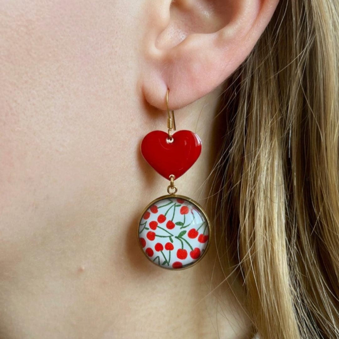 BOUCLES D'OREILLES pendantes cerises, émail coeur